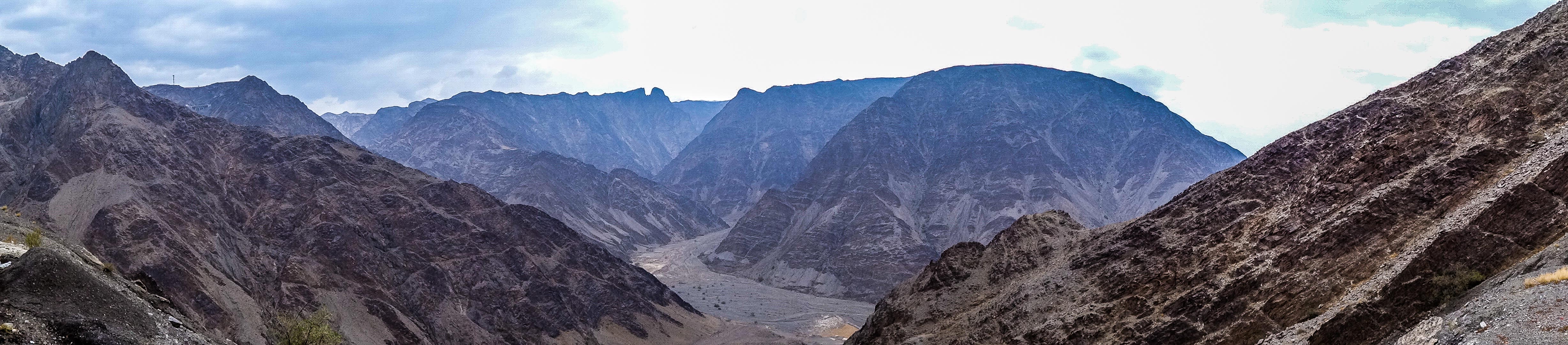 Sarawat mountain's impressive cliffs close to the village of Mohayil (photo: Florent Egal)