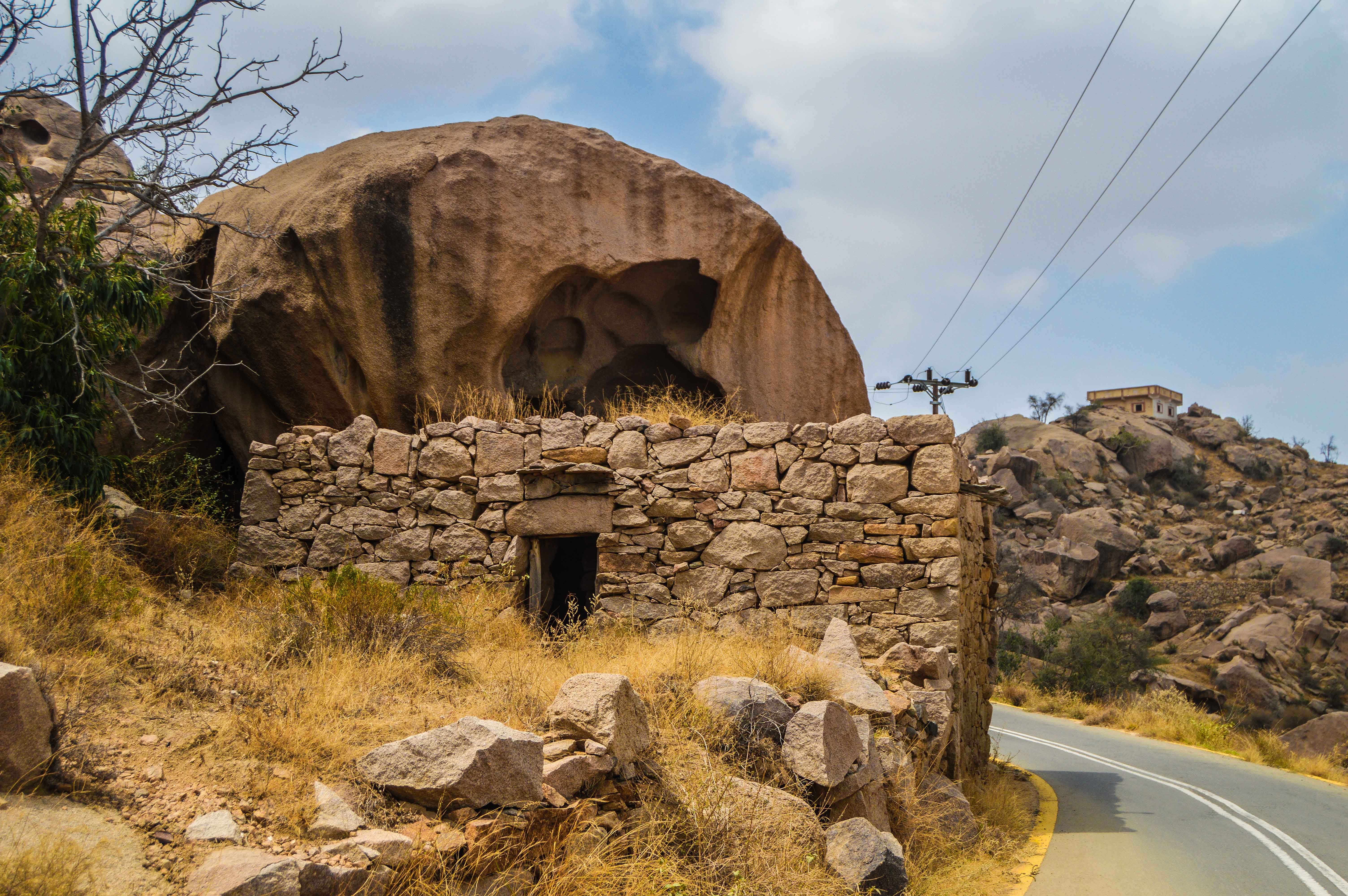 Stone made house on the way to Sheda (photo: Alan Morrissey)